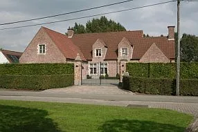 Moderne woning met grote ramen gebouwd door Teugels Bouwbedrijf